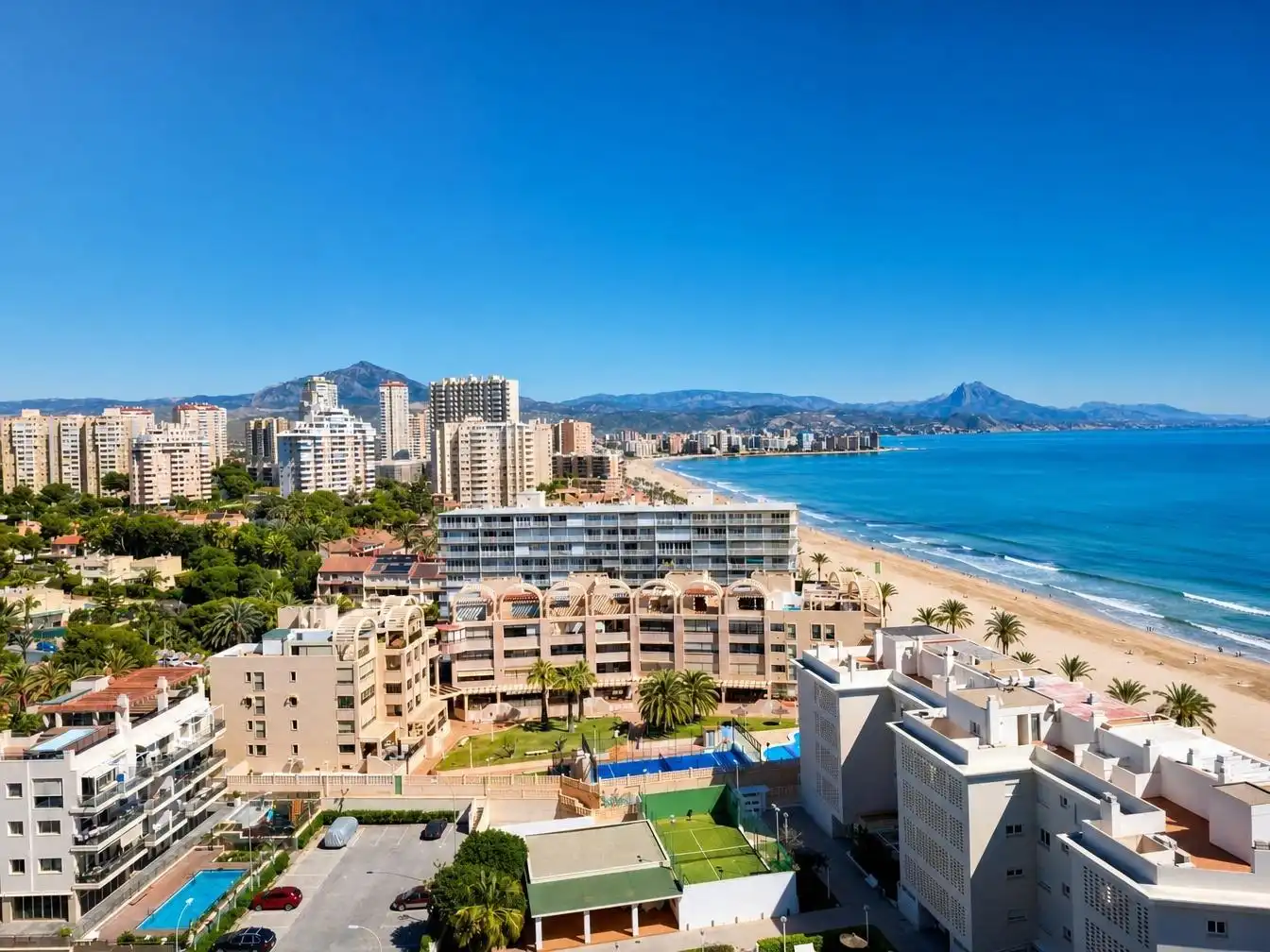 Vista exterior de Apartament en venda en El Campello amb Jardí privat, Terrassa i Piscina comunitària