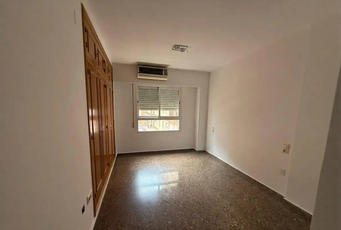 Bedroom of Flat for rent in Valencia  with Air Conditioner, Heating and Terrace