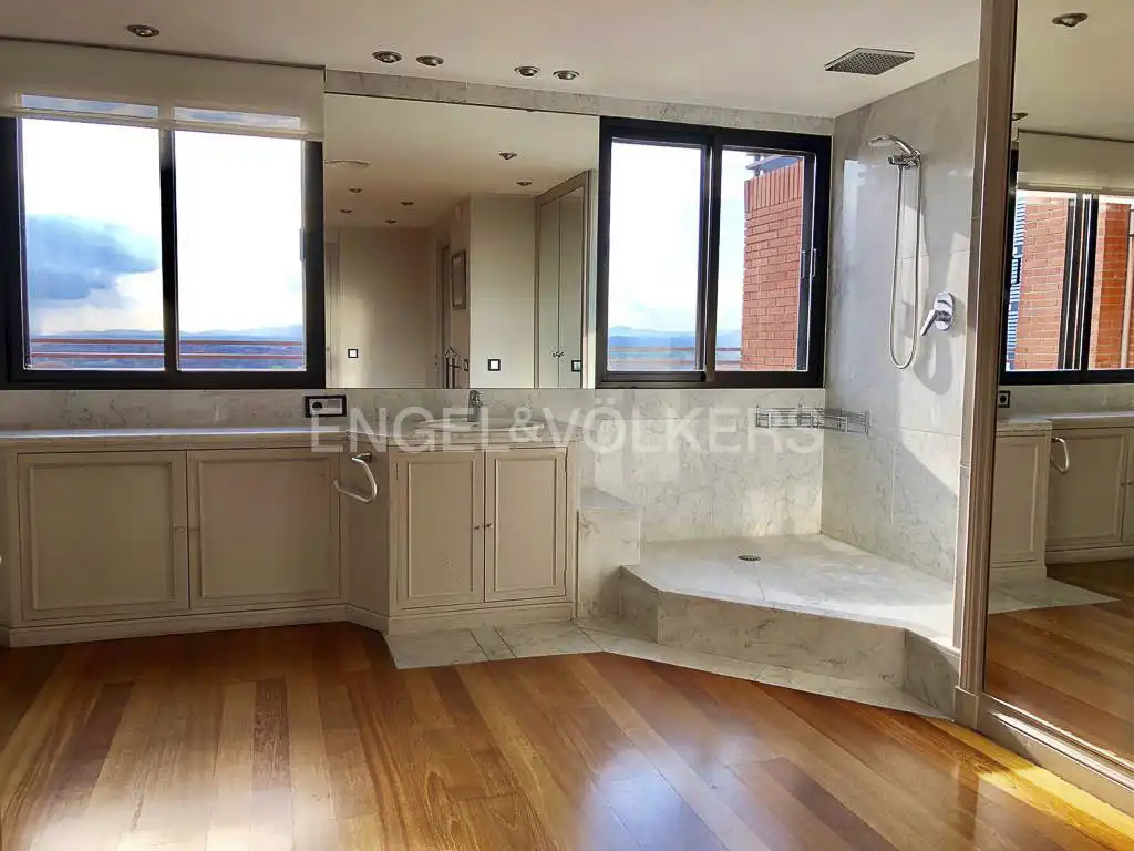 Bathroom of Attic for sale in Madrid  with Air Conditioner, Heating and Private garden