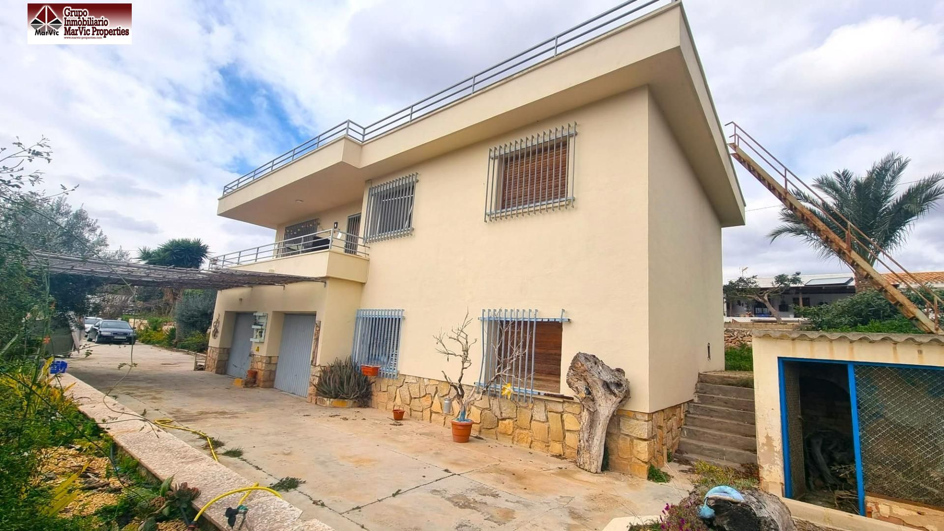 Vista exterior de Finca rústica en venda en Benidorm amb Piscina