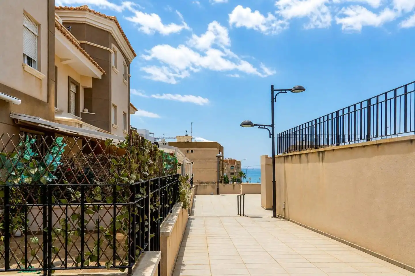 Vista exterior de Casa adosada en venta en Santa Pola con Aire acondicionado, Terraza y Trastero