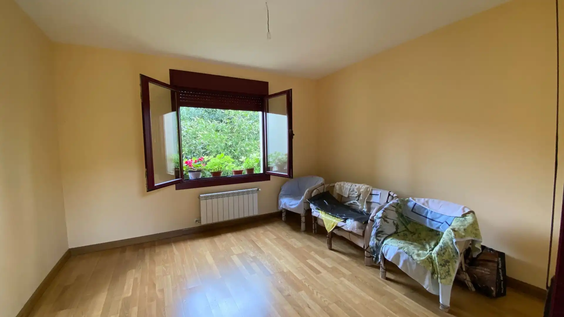 Sala d'estar de Casa o xalet en venda en Cangas de Onís amb Calefacció i Traster
