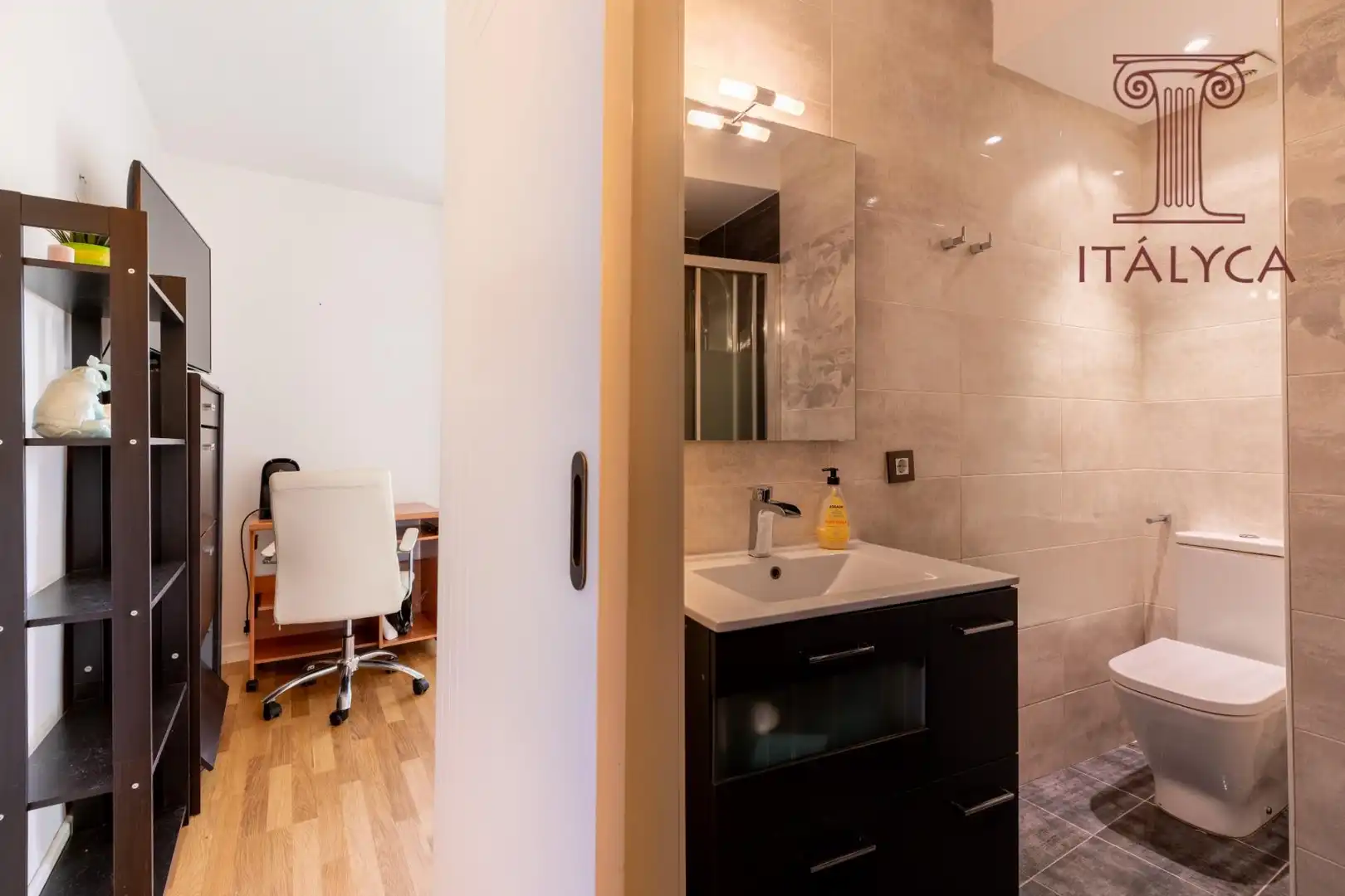 Bathroom of Flat for sale in Sevilla  with Air Conditioner, Heating and Terrace