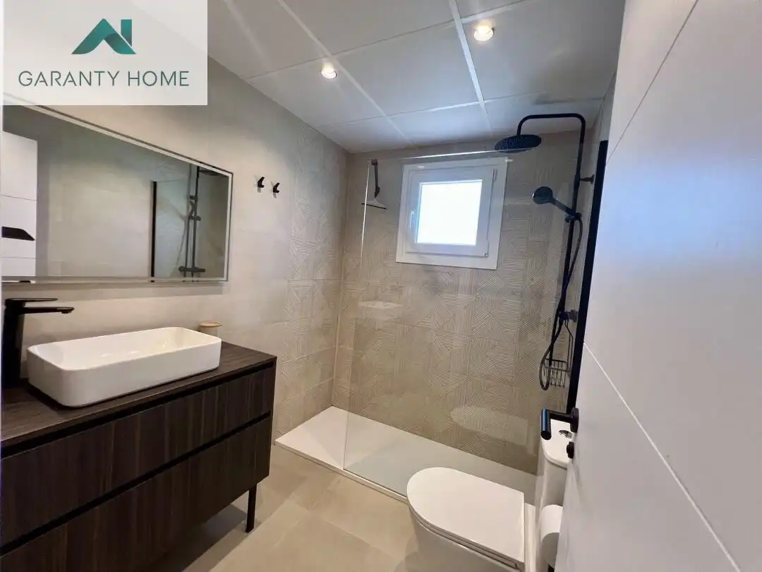 Badezimmer von Wohnung zur Miete in Benalmádena mit Klimaanlage, Privatgarten und Terrasse