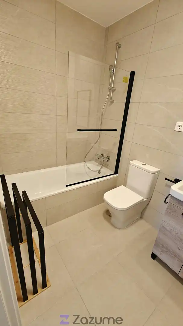 Bathroom of Flat for rent in Sevilla  with Air Conditioner, Private garden and Parquet flooring