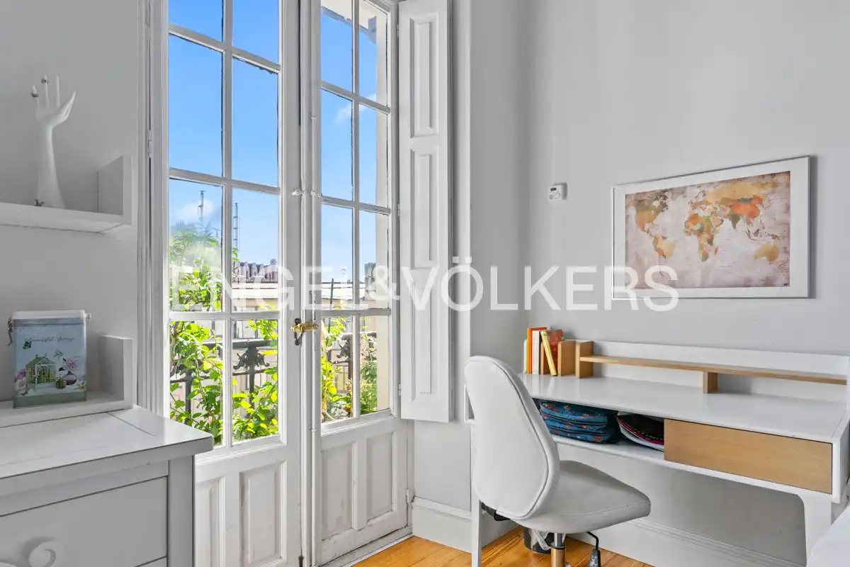 Vista exterior de Piso en venta en León Capital  con Calefacción y Balcón