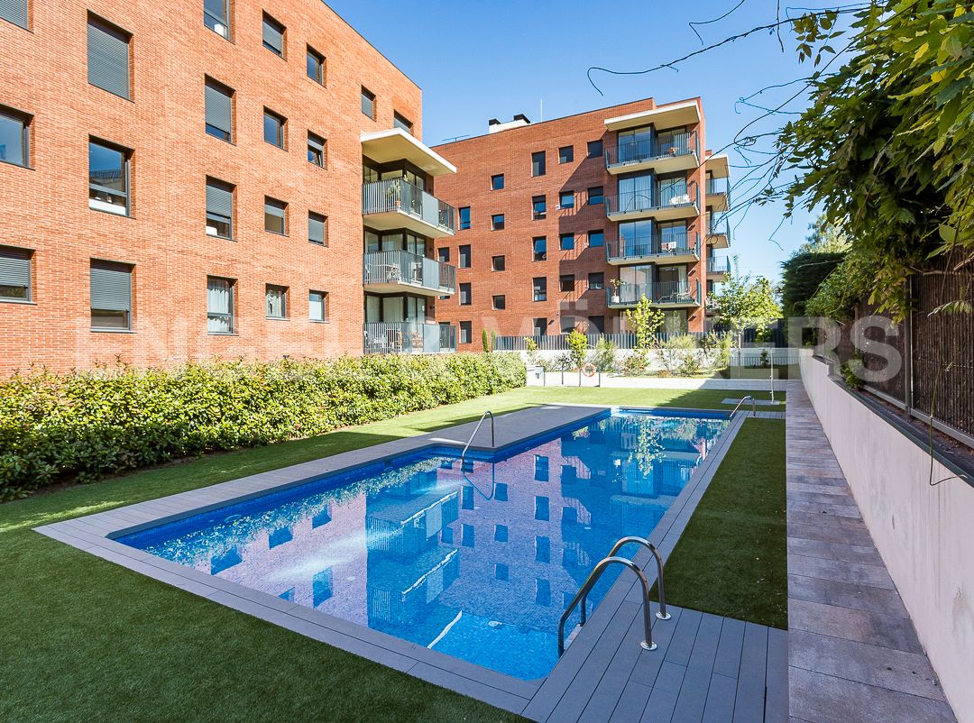 Swimming pool of Flat for rent in Sant Cugat del Vallès  with Air Conditioner, Heating and Private garden