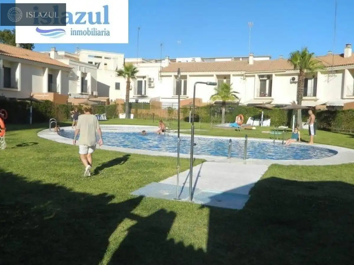 Piscina de Pis de lloguer en Isla Cristina amb Aire condicionat, Jardí privat i Terrassa