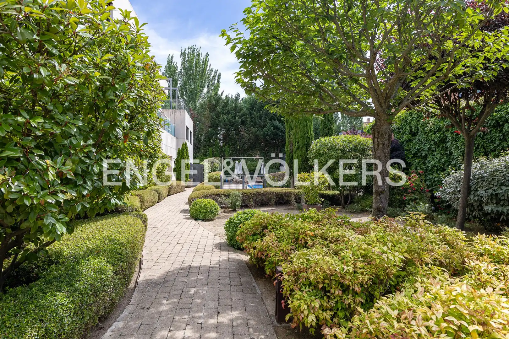 Vista exterior de Apartament de lloguer en Madrid amb Aire condicionat, Calefacció i Jardí privat