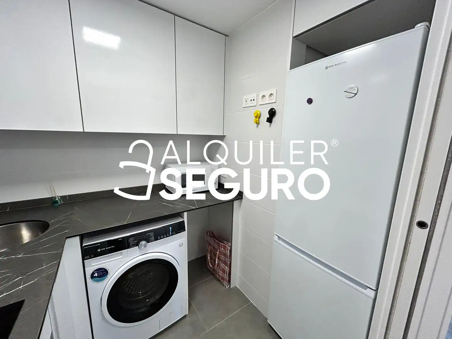 Cuina de Pis de lloguer en Madrid amb Calefacció, Traster i Piscina