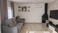 Sala d'estar de Casa o xalet en venda en Santa Oliva amb Aire condicionat, Terrassa i Piscina