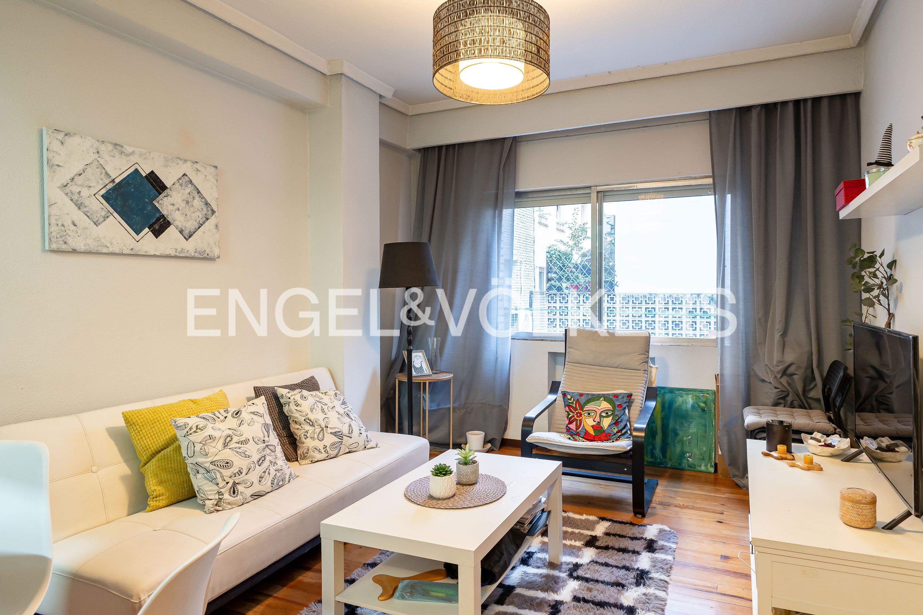 Sala d'estar de Apartament en venda en  Madrid Capital amb Aire condicionat, Calefacció i Parquet