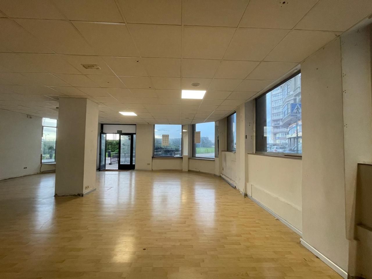 Local en venta en Linares Rivas, 57, Ensanche