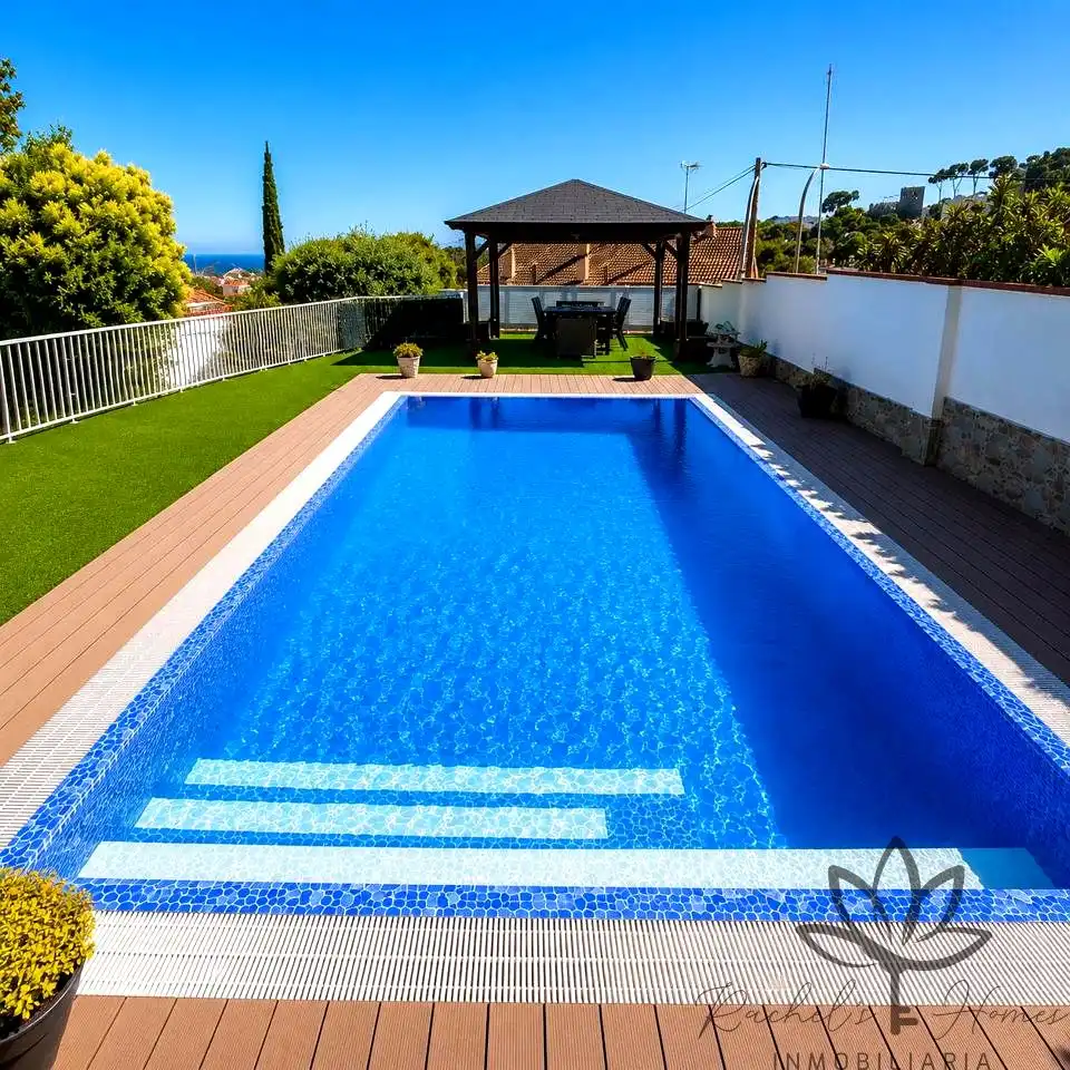 Schwimmbecken von Einfamilien-Reihenhaus zum Verkauf in Castelldefels mit Klimaanlage, Heizung und Privatgarten