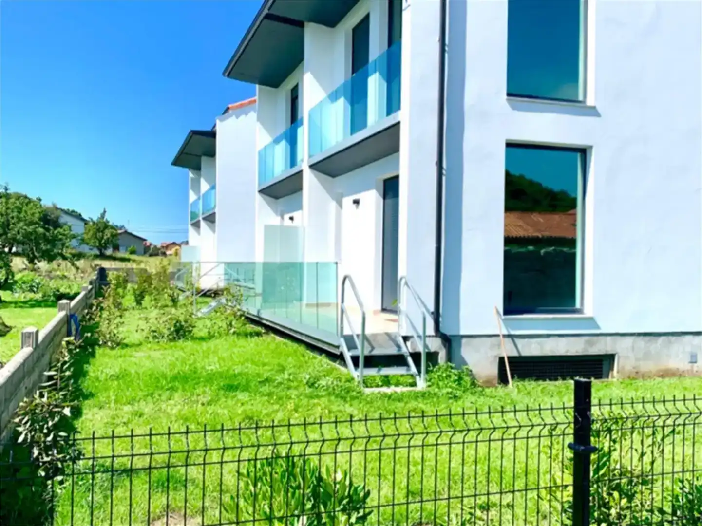 Vista exterior de Casa o xalet de lloguer en Arnuero amb Jardí privat, Traster i Moblat