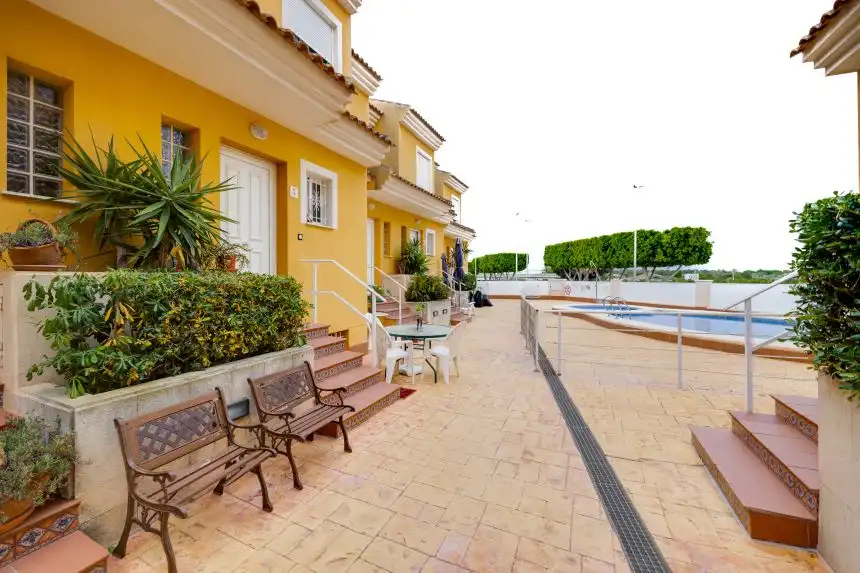 Vista exterior de Casa adosada en venta en Rojales con Piscina comunitaria