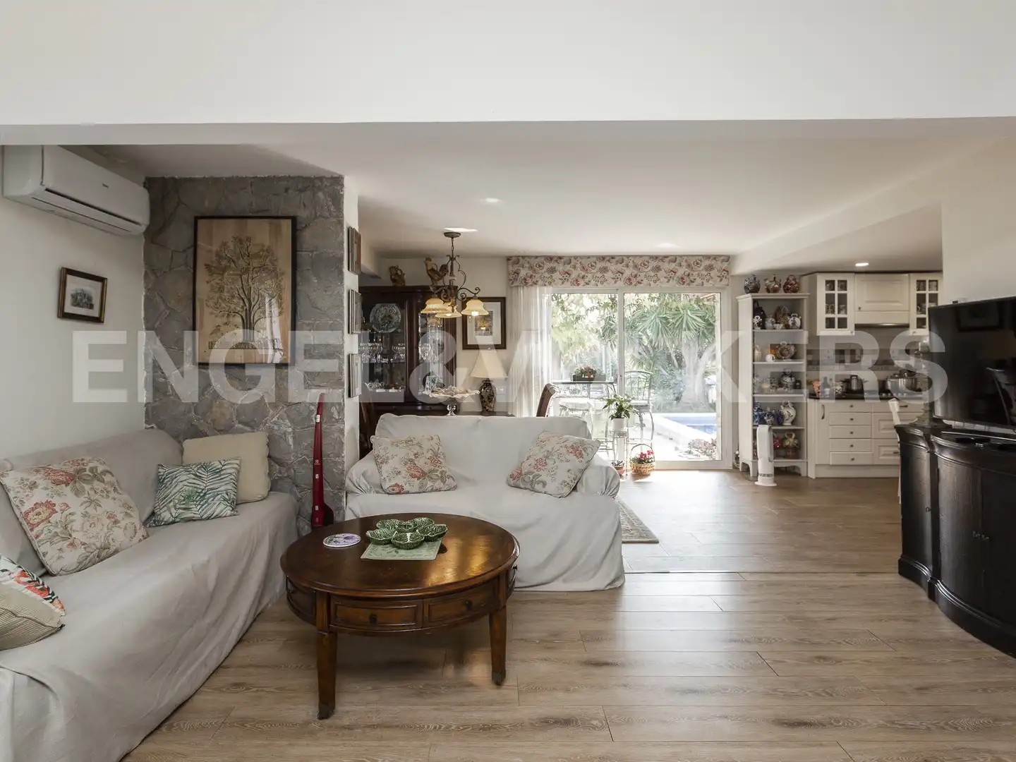 Sala d'estar de Casa o xalet en venda en Castelldefels amb Aire condicionat, Calefacció i Jardí privat