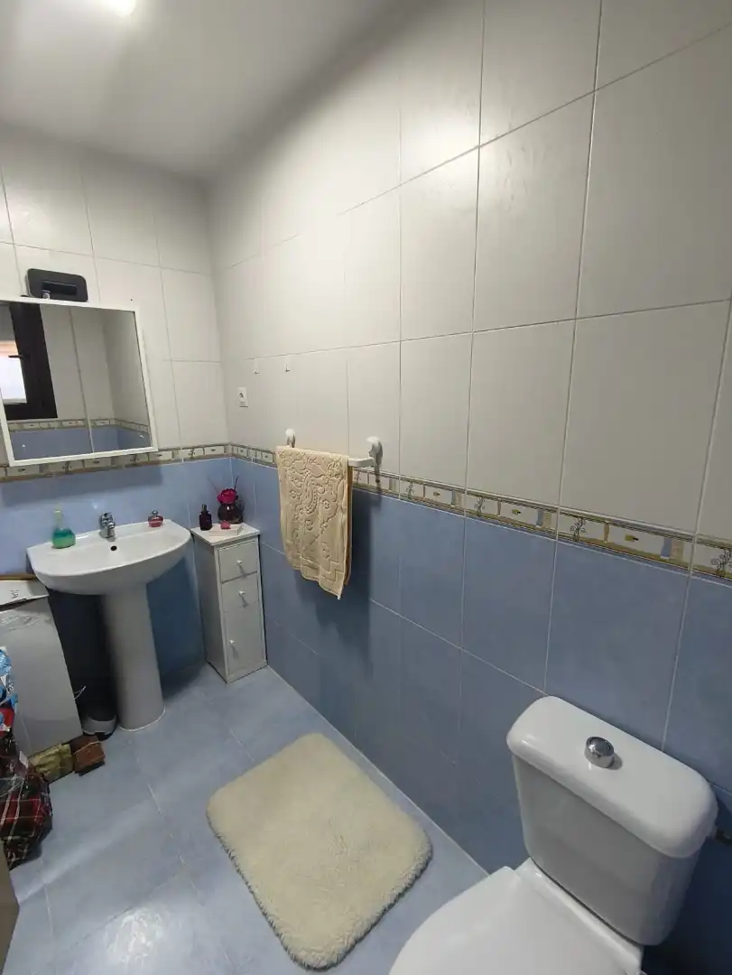 Badezimmer von Einfamilien-Reihenhaus zum Verkauf in Casarrubios del Monte mit Klimaanlage, Heizung und Privatgarten