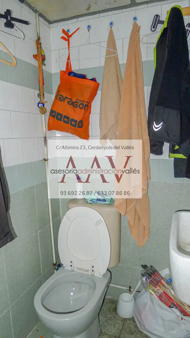 Baño de Local en venta en Cerdanyola del Vallès