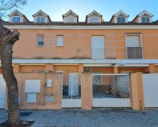 Vista exterior de Casa adosada en venda en Montequinto amb Terrassa