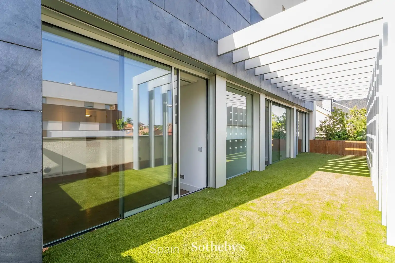 Terraza de Casa adosada en venta en Madrid con Aire acondicionado, Calefacción y Jardín privado