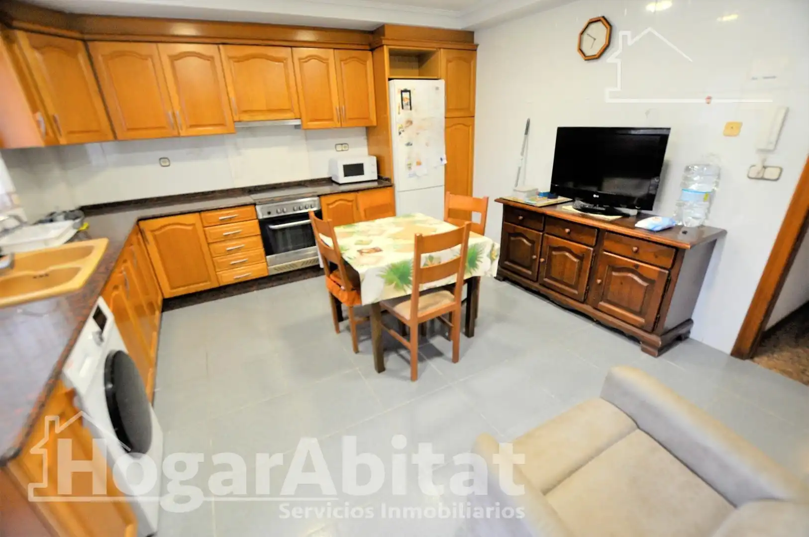 Cuina de Casa o xalet en venda en La Pobla de Vallbona amb Terrassa i Traster