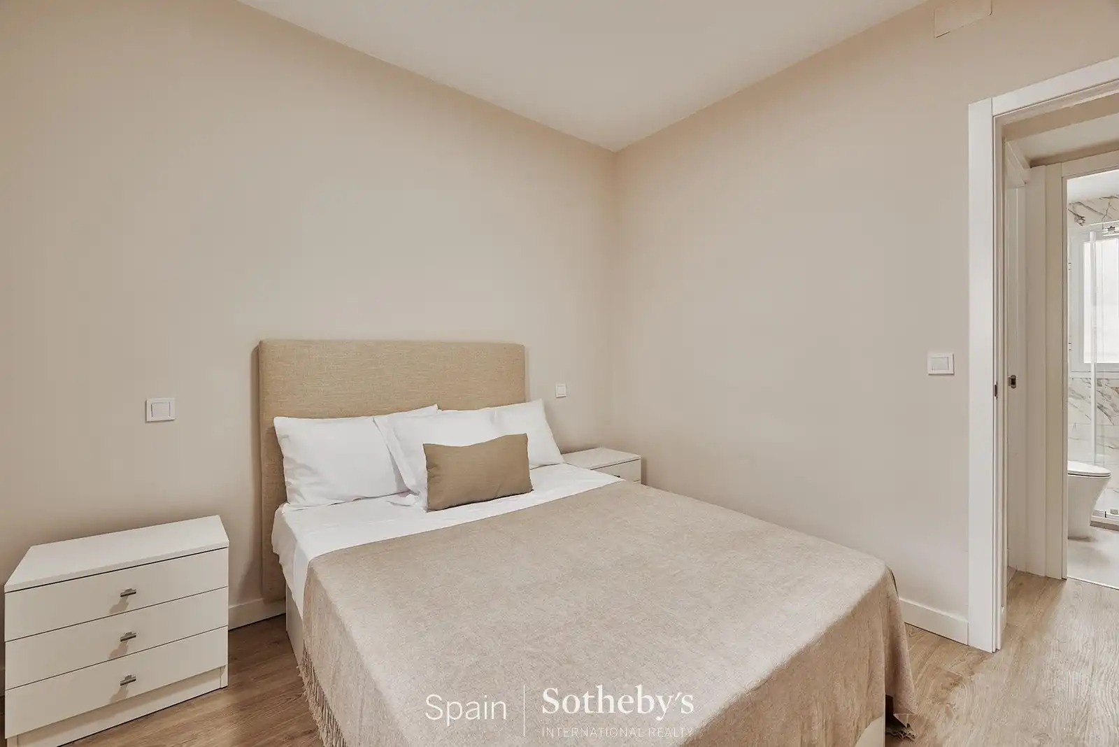 Dormitori de Apartament en venda en Madrid amb Aire condicionat i Calefacció