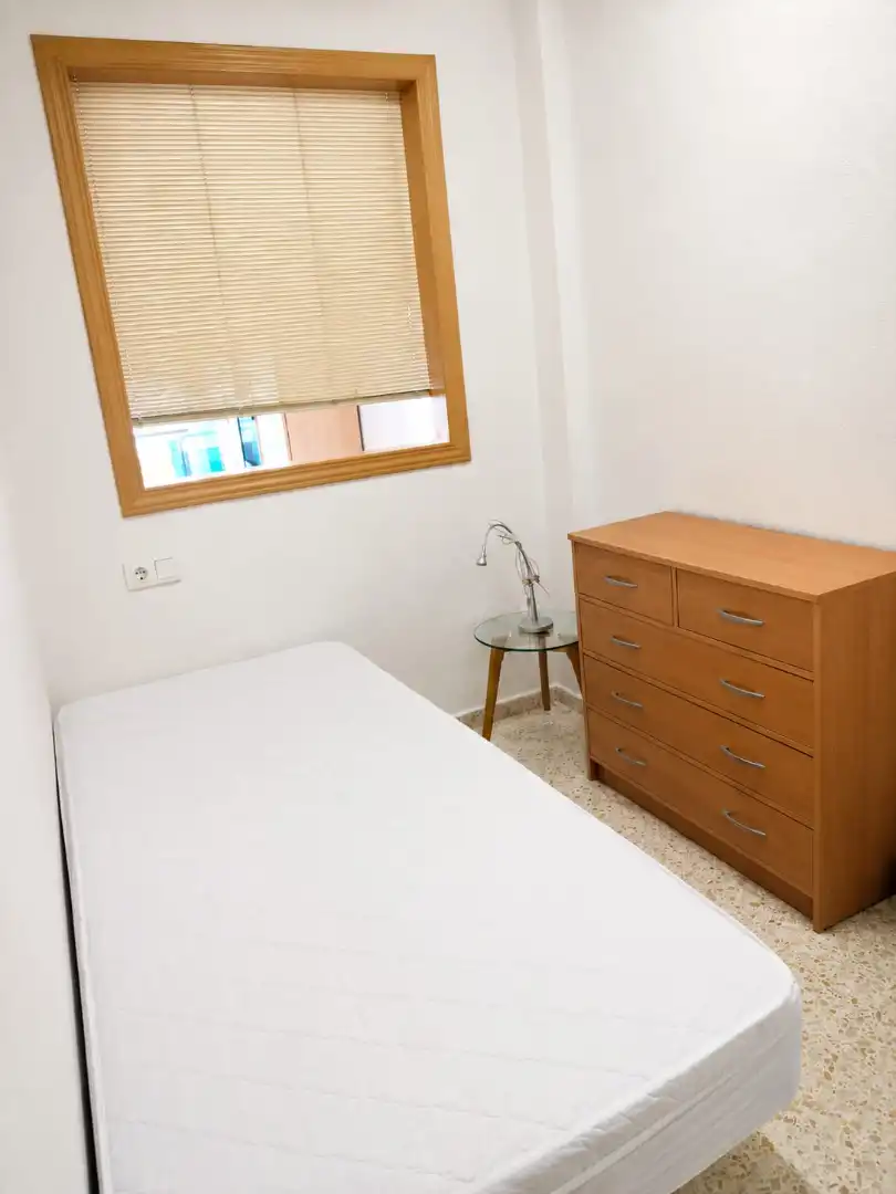 Habitación de Apartamento de alquiler en Algeciras con Aire acondicionado, Terraza y Amueblado