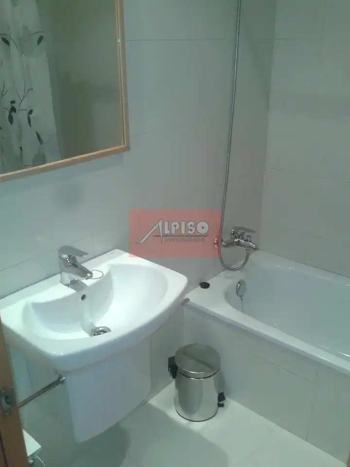 Badezimmer von Wohnungen zur Miete in Ourense Capital  mit Heizung, Parkett und Möbliert