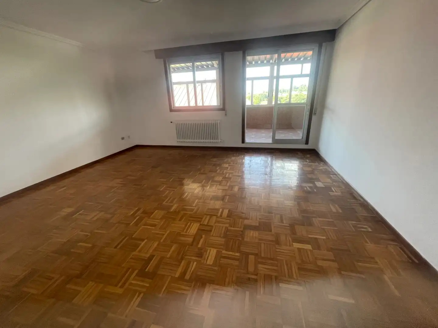 Wohnzimmer von Wohnung zur Miete in O Carballiño   mit Parkett, Terrasse und Ofen