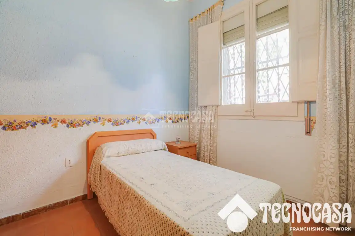Dormitori de Casa o xalet en venda en Barcelona amb Jardí privat i Terrassa