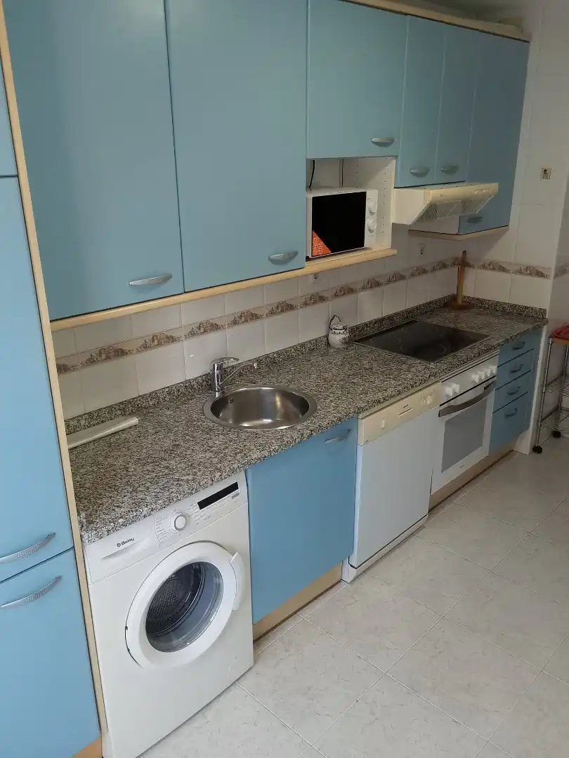 Cuina de Pis de lloguer en Oviedo  amb Calefacció, Jardí privat i Parquet