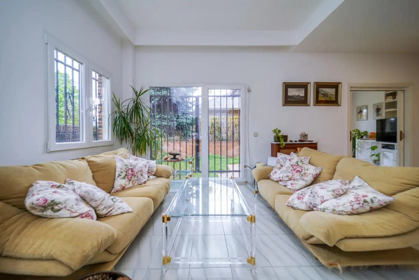 Sala d'estar de Casa adosada en venda en Madrid amb Calefacció i Jardí privat