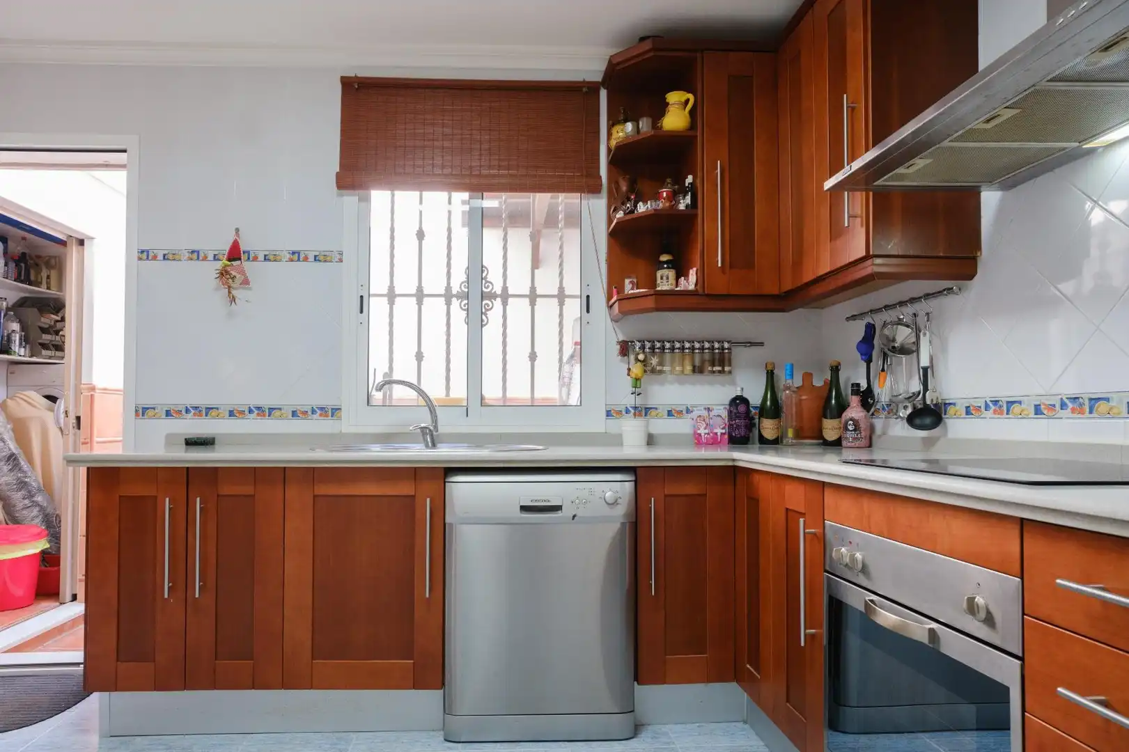 Küche von Einfamilien-Reihenhaus zum Verkauf in La Algaba mit Klimaanlage, Heizung und Terrasse