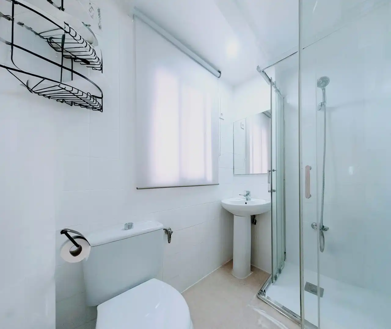 Badezimmer von Dachboden zur Miete in Madrid mit Heizung und Waschmaschine