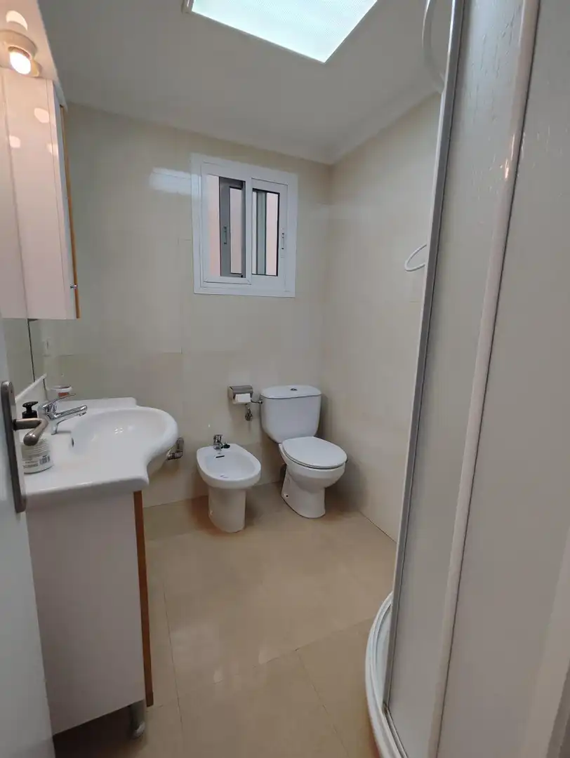 Badezimmer von Wohnung zur Miete in Valencia mit Klimaanlage, Heizung und Möbliert