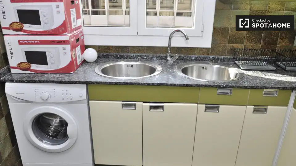 Cuina de Pis de lloguer en Barcelona amb Aire condicionat, Calefacció i Moblat