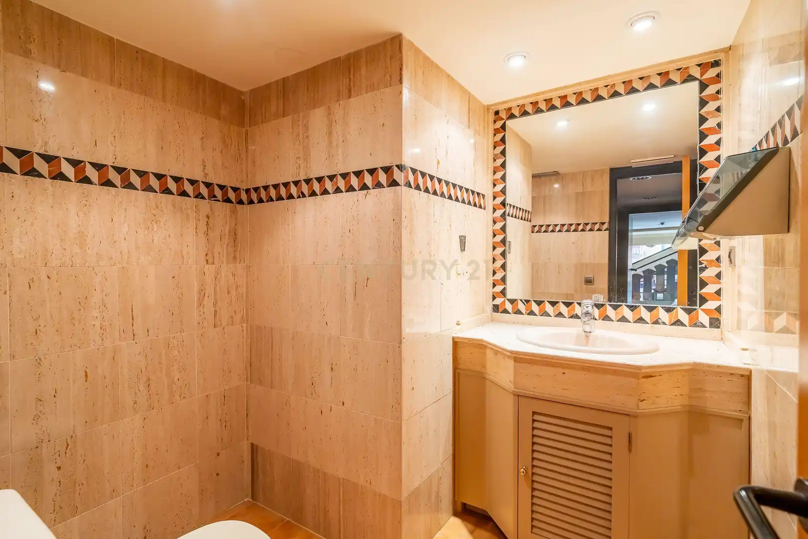 Baño de Local en venta en Marbella con Aire acondicionado