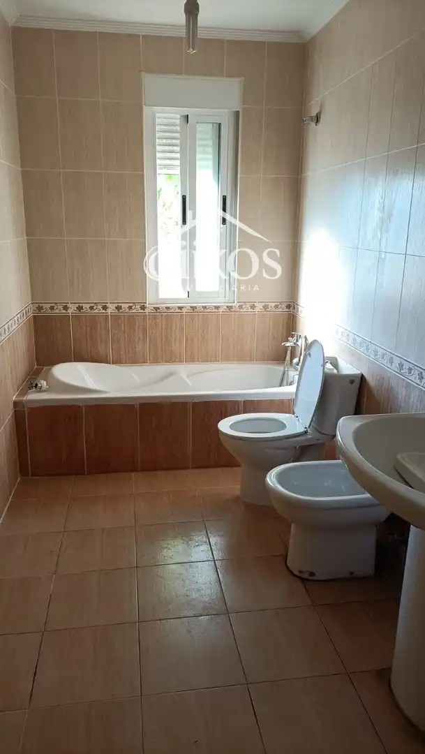 Bathroom of Houses for sale in Calvarrasa de Arriba