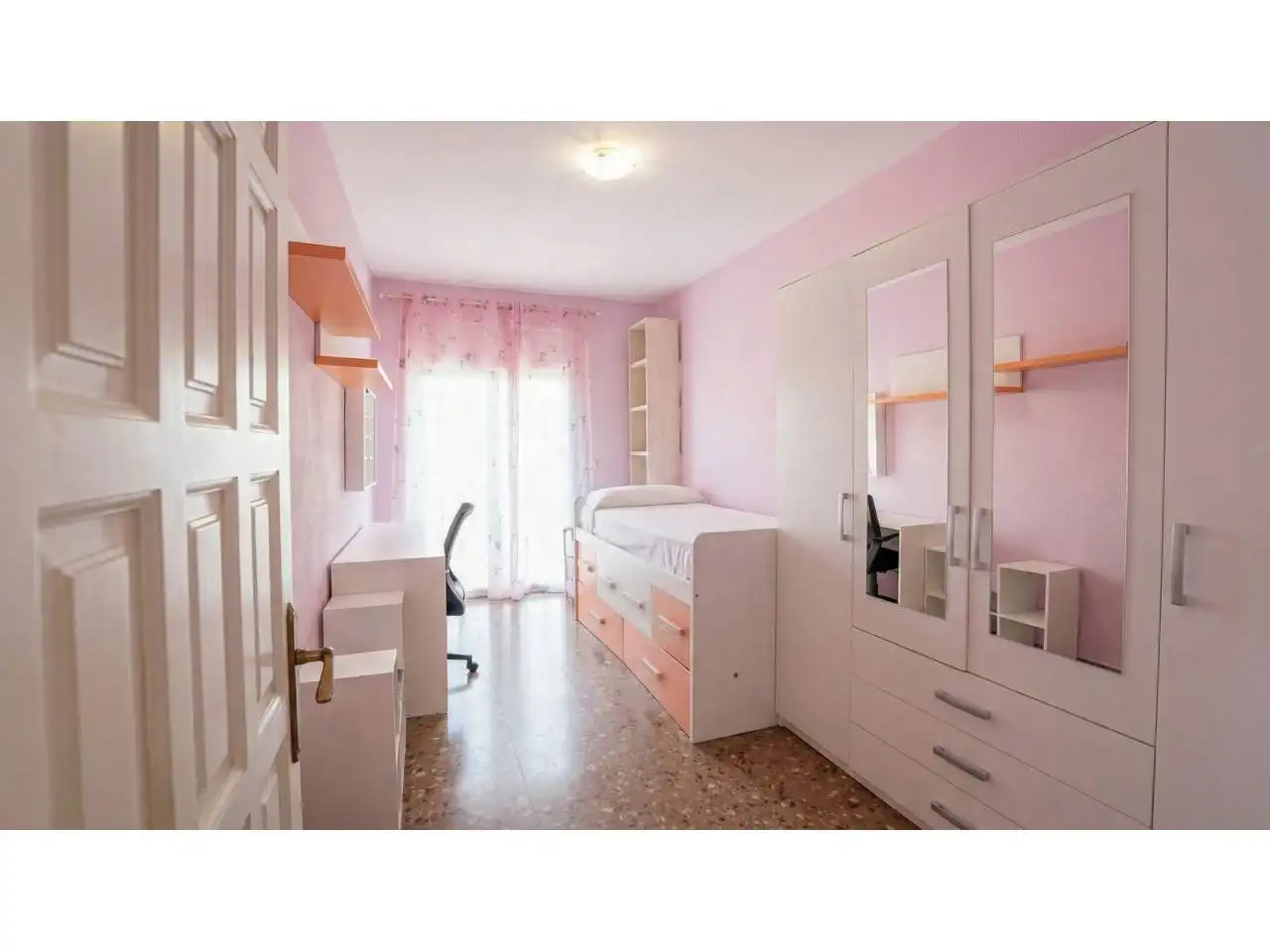 Habitación de Casa adosada en venta en Ripollet con Aire acondicionado, Calefacción y Jardín privado