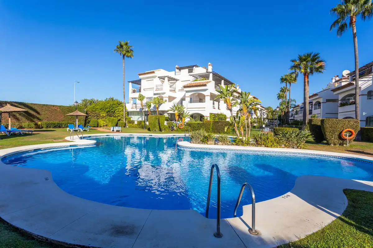 Außenansicht von Wohnung zum Verkauf in Marbella mit Klimaanlage, Privatgarten und Terrasse