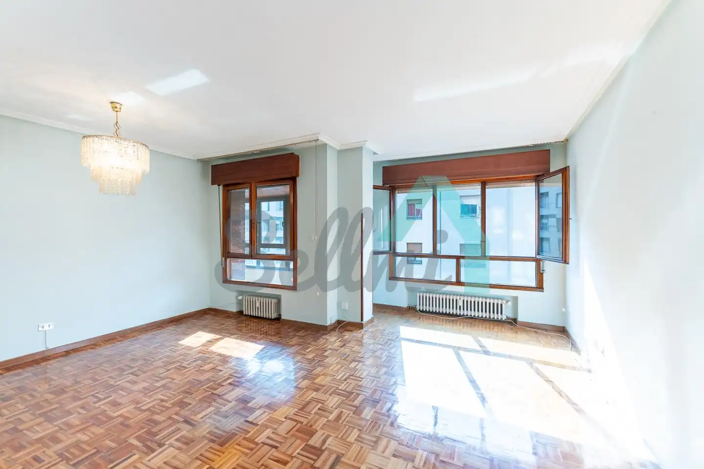 Sala d'estar de Pis en venda en Oviedo  amb Calefacció, Parquet i Terrassa