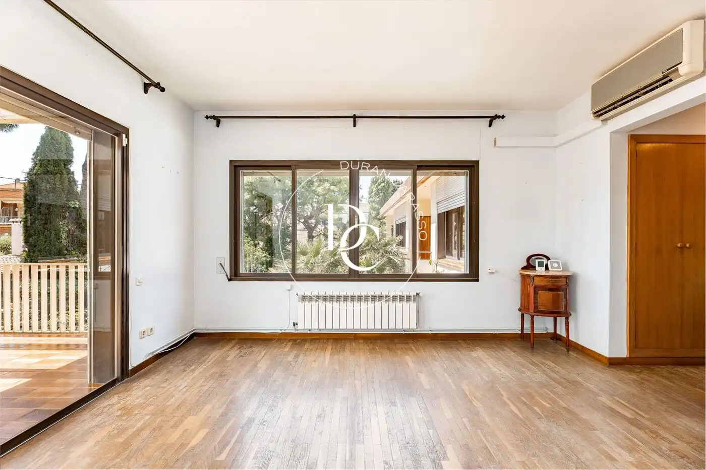 Sala d'estar de Casa o xalet en venda en Cubelles amb Aire condicionat, Calefacció i Jardí privat
