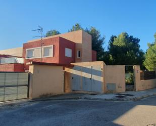 Vista exterior de Casa adosada en venda en Chiva amb Aire condicionat, Terrassa i Piscina