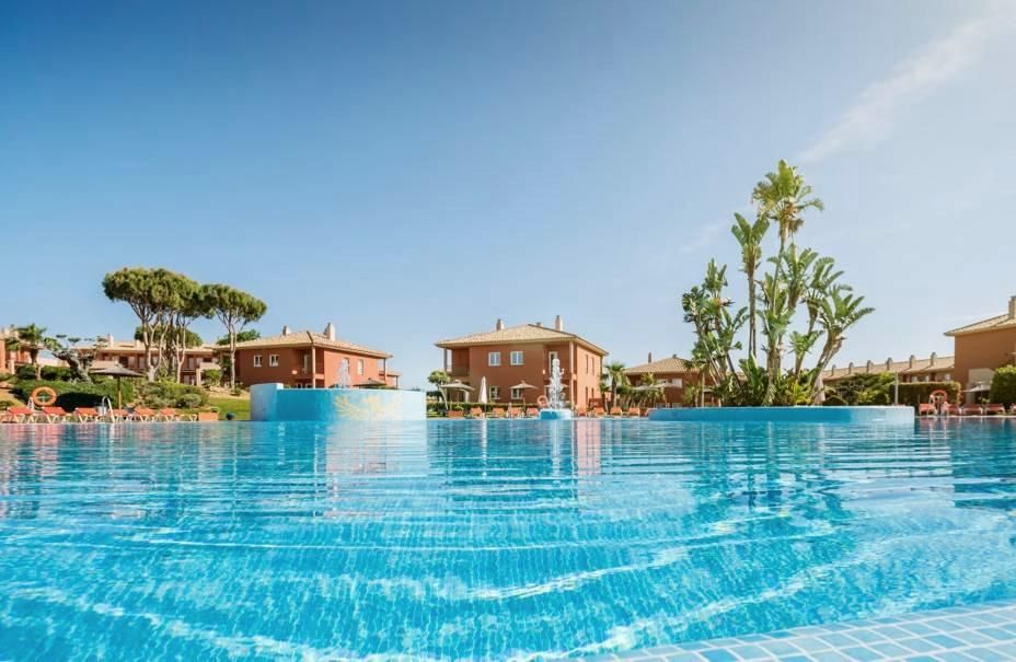 Piscina de Casa adosada en venda en Chiclana de la Frontera amb Aire condicionat, Jardí privat i Terrassa