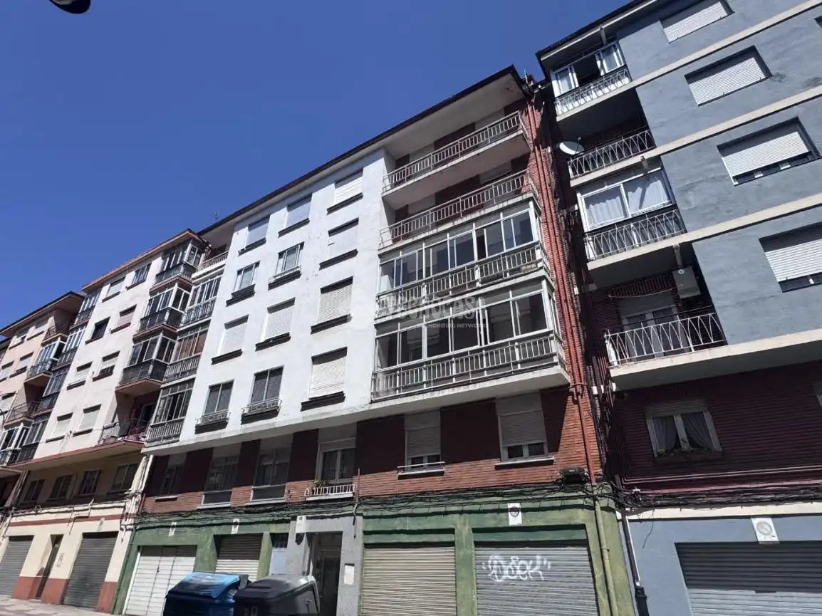 Vista exterior de Piso en venta en León Capital  con Calefacción