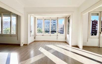 Living room of Flat to rent in  Barcelona Capital  with Parquet flooring, Balcony and Pets allowed