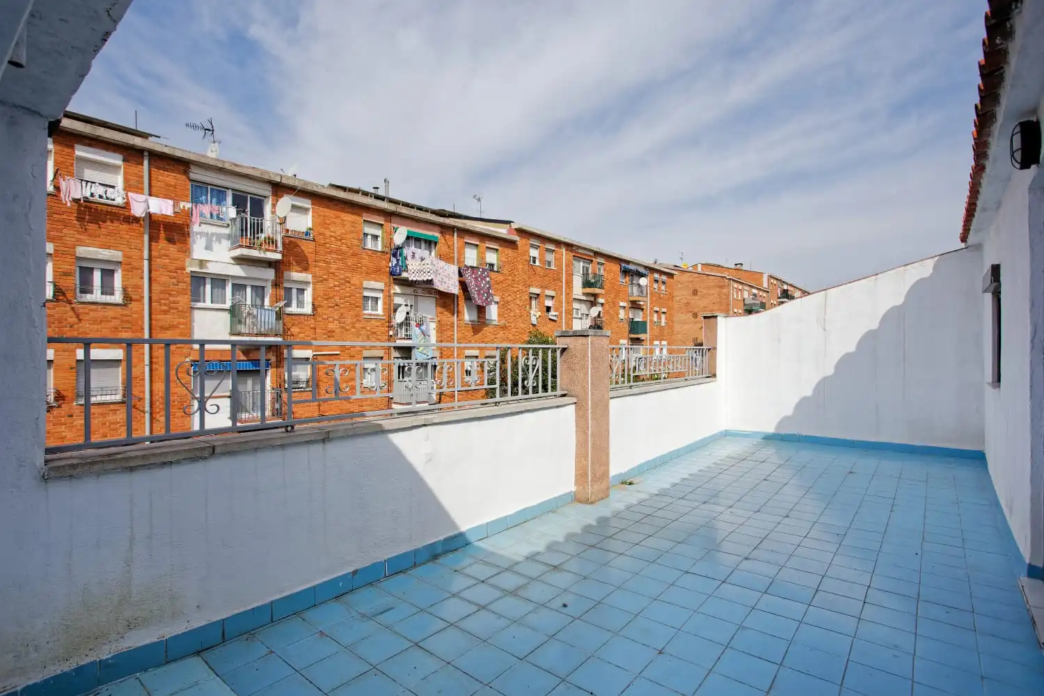 Vista exterior de Casa adosada en venta en Terrassa con Terraza, Horno y Lavadora