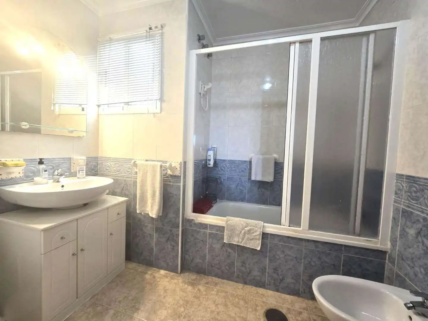 Baño de Apartamento en venta en Torrevieja con Aire acondicionado, Calefacción y Terraza