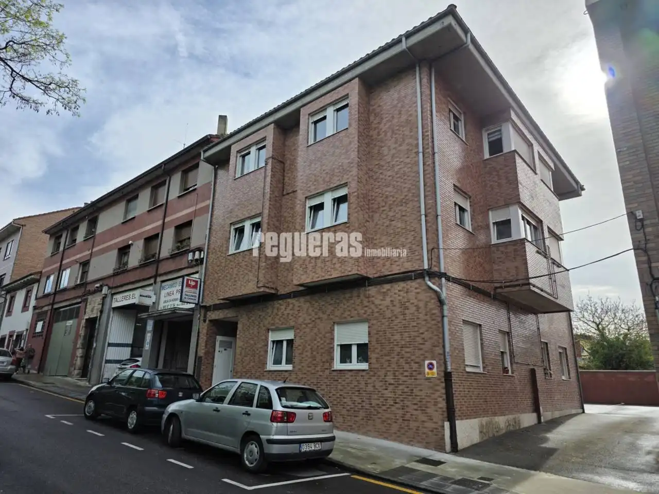 Vista exterior de Apartamento en venta en Avilés con Calefacción, Trastero y Amueblado
